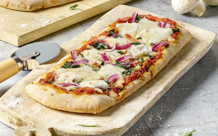 Pizza alla Romana Spinaci, Cipolla rossa e Mascarpone (Artikelnummer 10416)